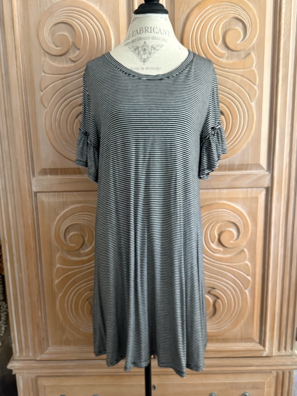 Cute Mossimo Supply Co. Black & White Striped Ruffle Sleeve Dress Size Large